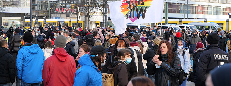 Kundgebung von Covid-Massnahmegegner:innen als Abschluss eines Autokorsos auf dem Alexanderplatz in Berlin am 13. März 2021.