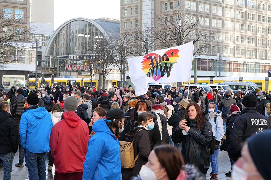 Kundgebung von Covid-Massnahmegegner:innen als Abschluss eines Autokorsos auf dem Alexanderplatz in Berlin am 13. März 2021.