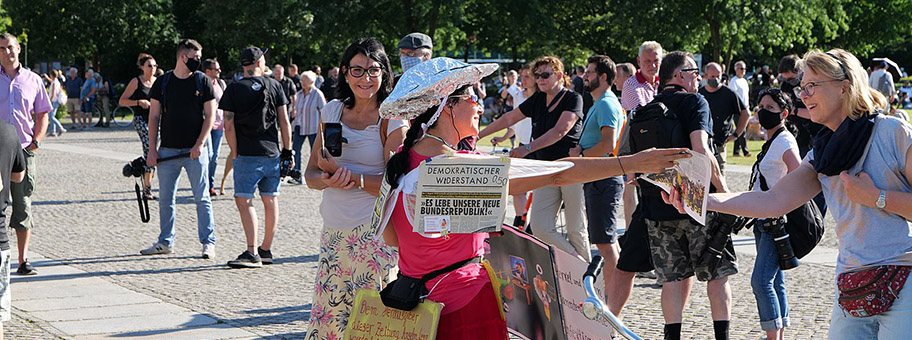 Demonstration von und Verschwörungsgläubigen und Rechtsextremen als Vorabend Demo am 31. Juli 2020 in Berlin.