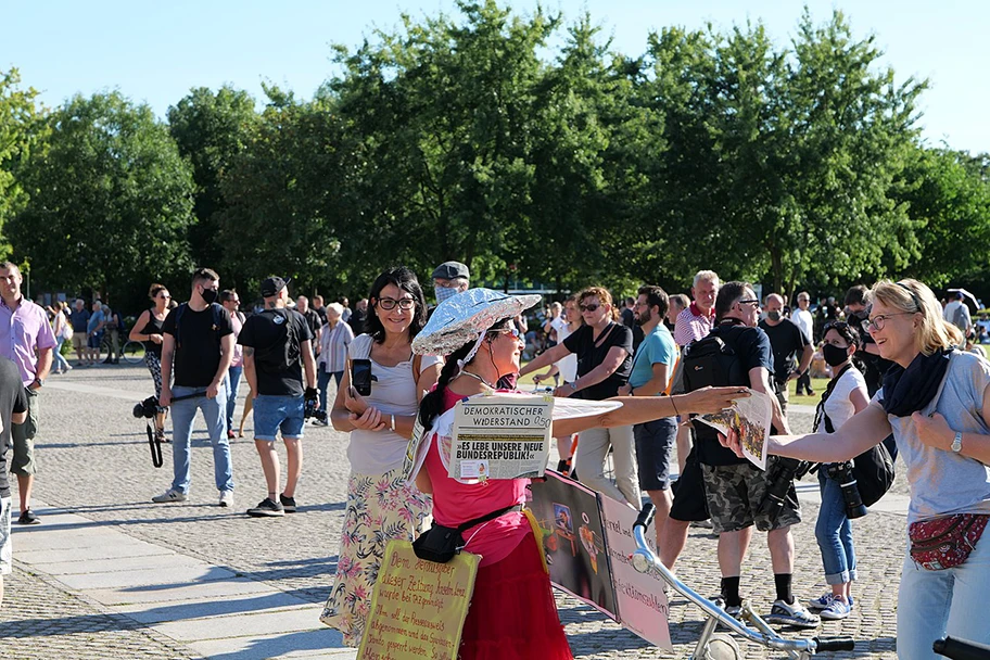 Demonstration von und Verschwörungsgläubigen und Rechtsextremen als Vorabend Demo am 31. Juli 2020 in Berlin.