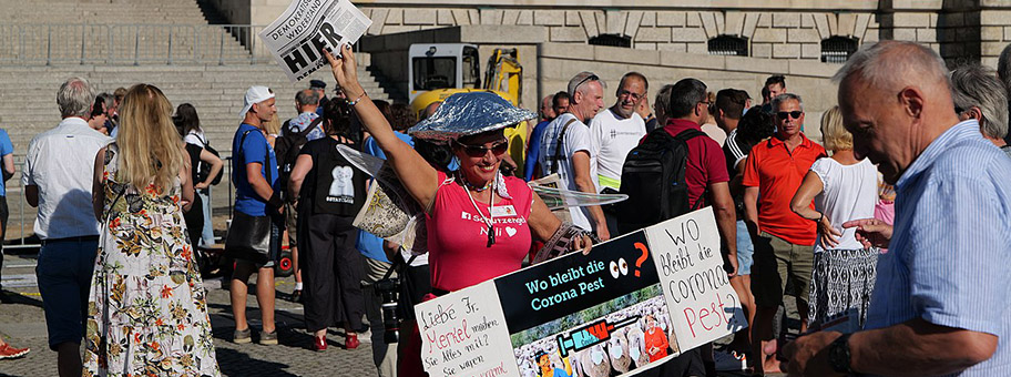 Demonstration von und Verschwörungsgläubigen und Rechtsextremen als Vorabend Demo am 31. Juli 2020 in Berlin.