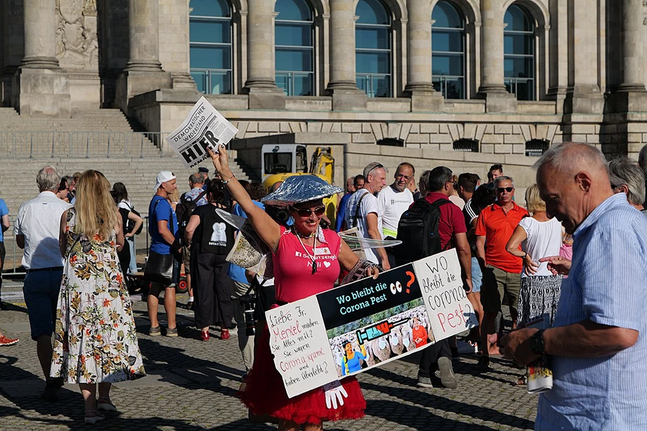 Demonstration von und Verschwörungsgläubigen und Rechtsextremen als Vorabend Demo am 31. Juli 2020 in Berlin.