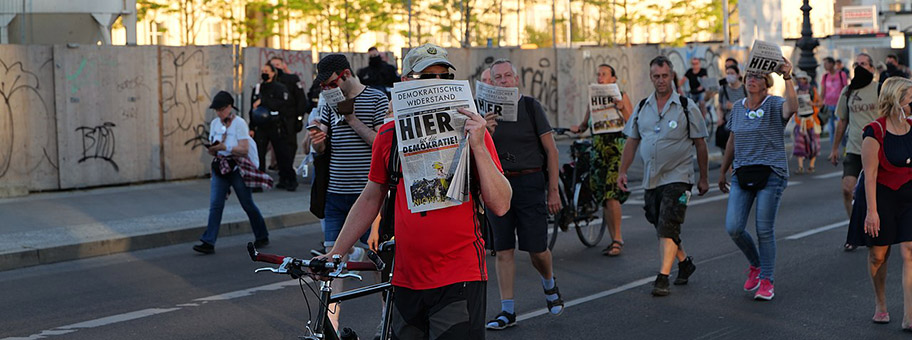 Demonstration von Verschwörungsgläubigen und Rechtsextremen als Vorabend Demo am 31. Juli 2020 in Berlin.
