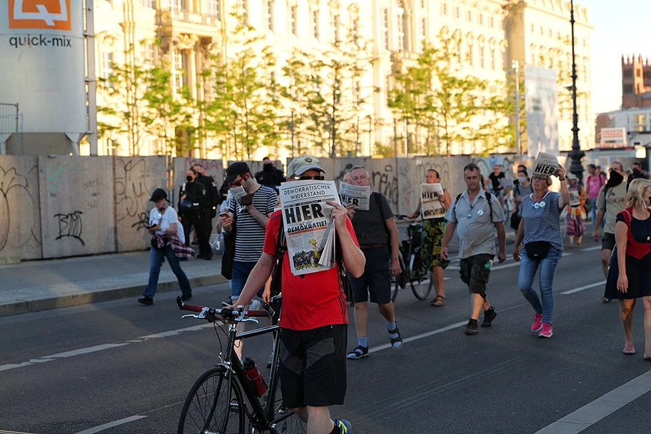 Demonstration von Verschwörungsgläubigen und Rechtsextremen als Vorabend Demo am 31. Juli 2020 in Berlin.