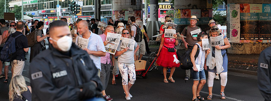 Demonstration von und Verschwörungsgläubigen und Rechtsextremen als Vorabend Demo am 31. Juli 2020 in Berlin.
