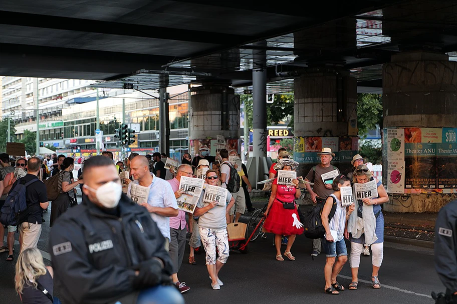 Demonstration von und Verschwörungsgläubigen und Rechtsextremen als Vorabend Demo am 31. Juli 2020 in Berlin.