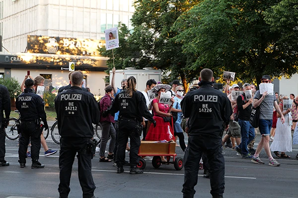 Demonstration von und Verschwörungsgläubigen und Rechtsextremen als Vorabend Demo am 31. Juli 2020 in Berlin.