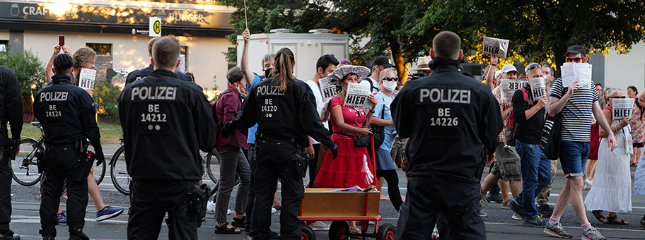 Demonstration von und Verschwörungsgläubigen und Rechtsextremen als Vorabend Demo am 31. Juli 2020 in Berlin.