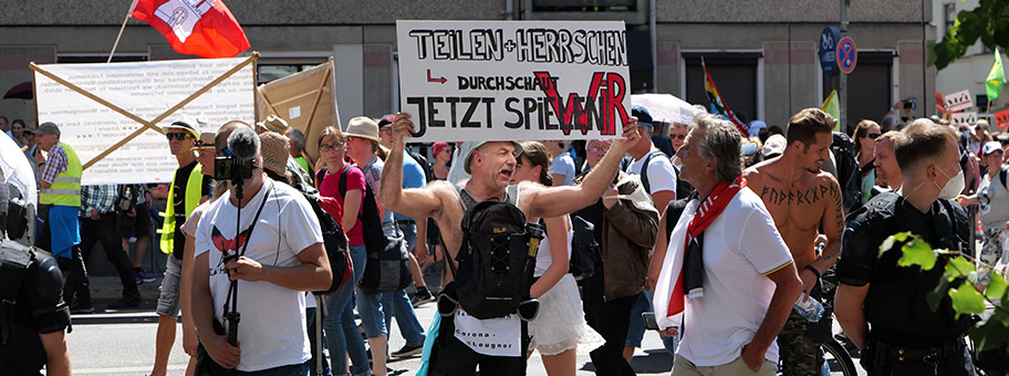 Demonstration von und Verschwörungsgläubigen und Rechtsextremen in Berlin unter dem Motto „Tag der Freiheit – Das Ende der Pandemie“ gegen die Schutzmassnahmen gegen das Coronavirus, August 2020.