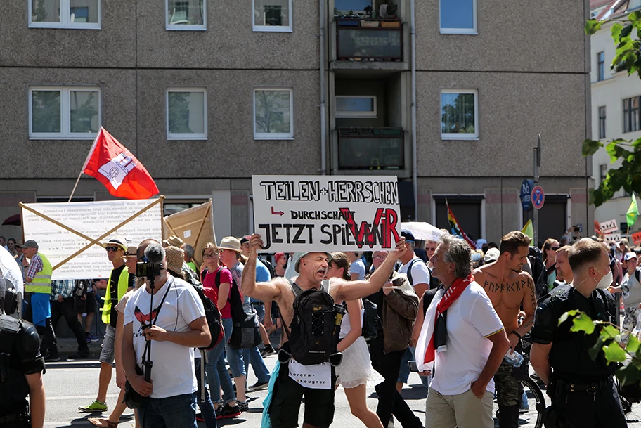 Demonstration von und Verschwörungsgläubigen und Rechtsextremen in Berlin unter dem Motto „Tag der Freiheit – Das Ende der Pandemie“ gegen die Schutzmassnahmen gegen das Coronavirus, August 2020.