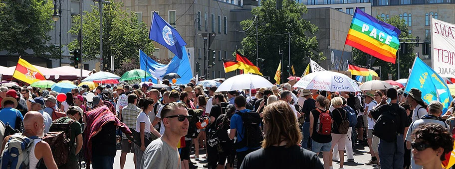 Demonstration von Verschwörungsgläubigen und Rechtsextremen in Berlin unter dem Motto „Tag der Freiheit – Das Ende der Pandemie“ gegen die Schutzmassnahmen des Coronavirus, August 2020.