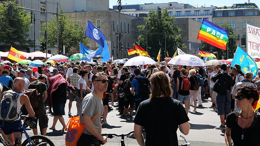 Demonstration von Verschwörungsgläubigen und Rechtsextremen in Berlin unter dem Motto „Tag der Freiheit – Das Ende der Pandemie“ gegen die Schutzmassnahmen des Coronavirus, August 2020.