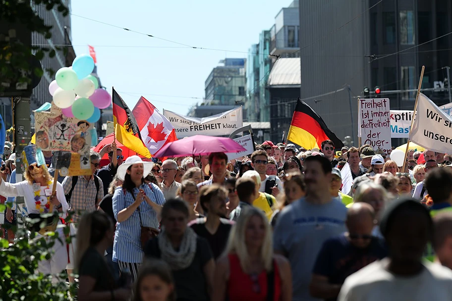 Demonstration von und Verschwörungsgläubigen und Rechtsextremen unter dem Motto „Tag der Freiheit – Das Ende der Pandemie“, August 2020.