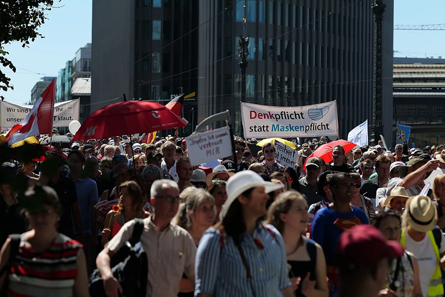 Demonstration von und Verschwörungsgläubigen und Rechtsextremen am 1. August 2020 in Berlin.