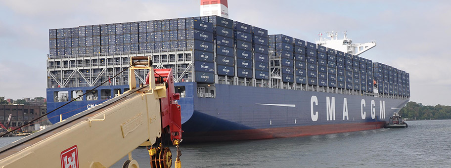 Container Schiff im Hafen von New York.