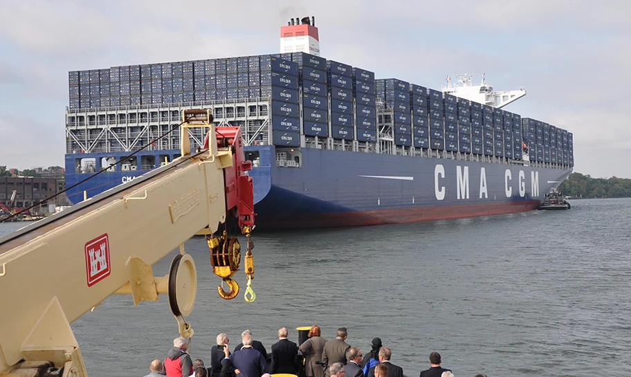 Container Schiff im Hafen von New York.