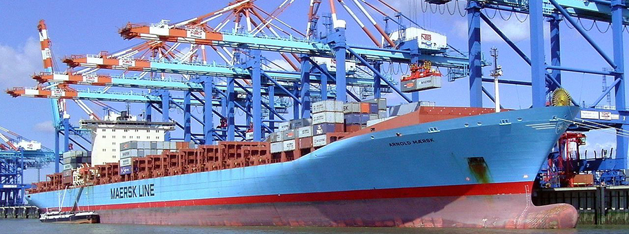 Das Containerschiff Arnold Mærsk am Container-Terminal Bremerhaven.