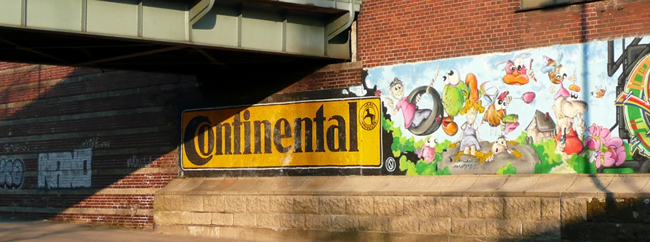 Continental Schriftzug an Firmengebäude.