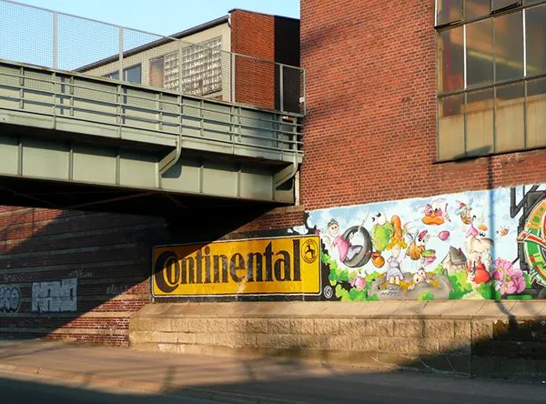 Continental Schriftzug an Firmengebäude.