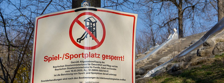 Warnschild zum Benutzungsverbot öffentlicher Spielplätze durch das Baureferat der Landeshauptstadt München, Deutschland.