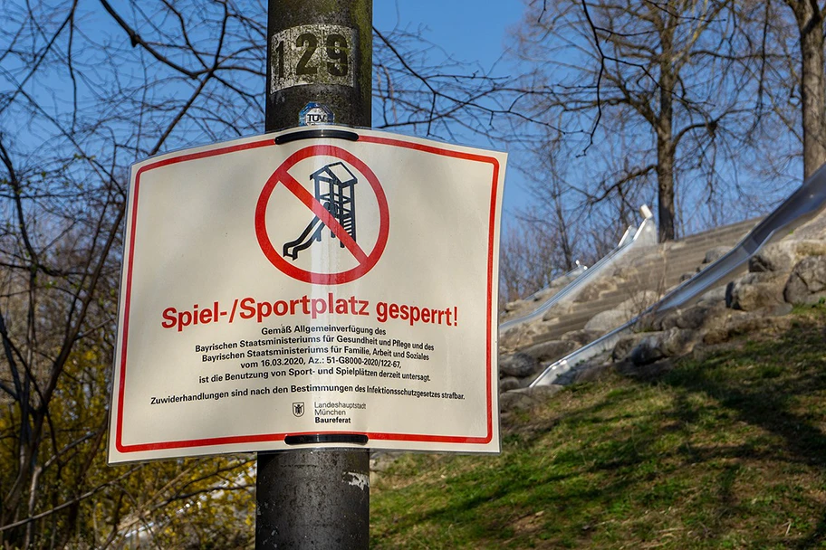 Warnschild zum Benutzungsverbot öffentlicher Spielplätze durch das Baureferat der Landeshauptstadt München, Deutschland.