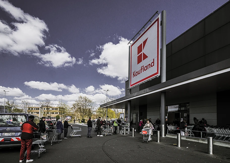 Anstehen vor dem Kaufland in Frankfurt während der Corona-Krise, März 2020.