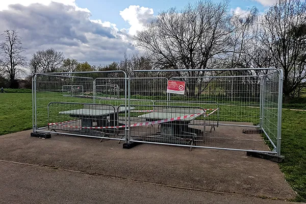 Geschlossen infolge der Coronavirus-Pandemie. Tischtennis-Platz in London, März 2020.