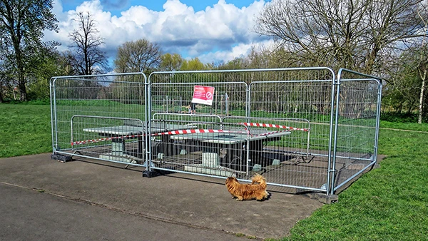 Abgesperrter Ping-Pong Tisch in einem Park während der Covid-19-Coronavirus-Pandemie in Haringey, London, England.