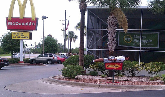 Planking vor einem McDonalds DriveIn.