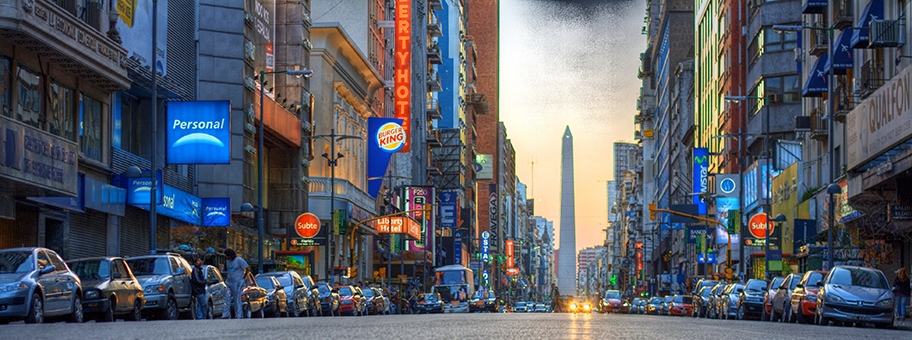 Corrientes Avenue an einem Samstagabend in Buenos Aires.