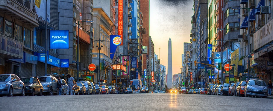 Corrientes Avenue an einem Samstagabend in Buenos Aires.