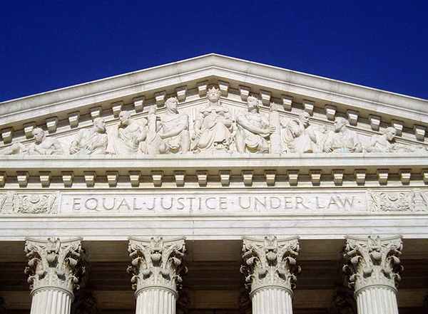Die Inschrift „Equal Justice Under Law“, wie sie auf dem Fries des Gebäudes des Obersten Gerichtshofs der Vereinigten Staaten zu sehen ist.