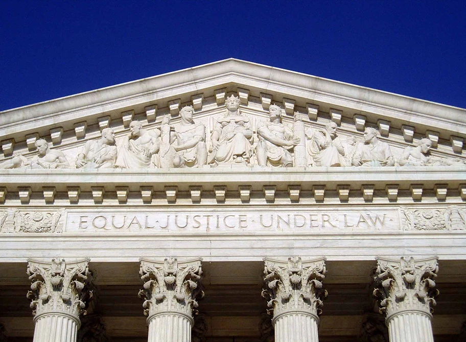 Die Inschrift „Equal Justice Under Law“, wie sie auf dem Fries des Gebäudes des Obersten Gerichtshofs der Vereinigten Staaten zu sehen ist.