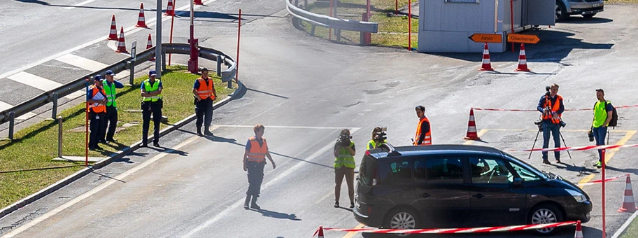 Covid-Pandemie in der Schweiz. Kantonspolizei Uri kontrolliert vor dem Gotthardtunnel-Nordportal in Göschenen die Fahrzeuge.