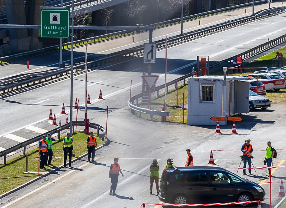 Covid-Pandemie in der Schweiz. Kantonspolizei Uri kontrolliert vor dem Gotthardtunnel-Nordportal in Göschenen die Fahrzeuge.