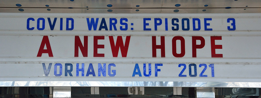 Gartenbaukino in Wien. Dort wo normalerweise das aktuelle Kinoprogramm verkündet wird, stand während der Coronavirus bedingten Sperre der Kinos der Text: Covid Wars : Episode 3 : A New Hope in Anspielung an den Star-Wars-Film Episode IV – A New Hope.