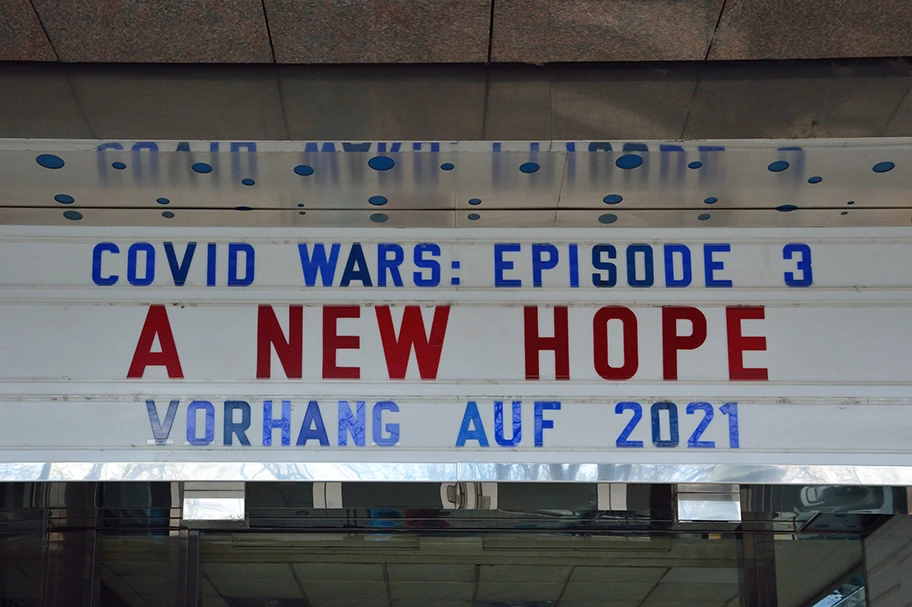 Gartenbaukino in Wien. Dort wo normalerweise das aktuelle Kinoprogramm verkündet wird, stand während der Coronavirus bedingten Sperre der Kinos der Text: Covid Wars : Episode 3 : A New Hope in Anspielung an den Star-Wars-Film Episode IV – A New Hope.