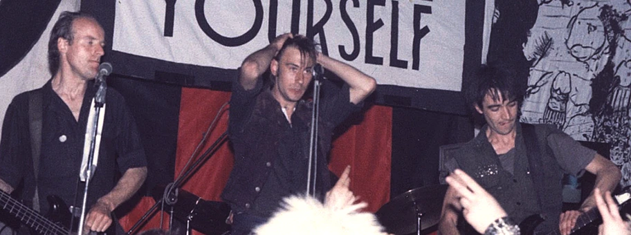 Die Punk-Combo Crass an einem Konzert in der Cleator Moor Civic Hall, 3. Mai 1984.