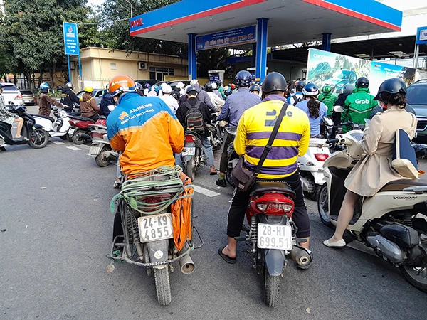 Ölpreisanstiege während des Iran-Kriegs 2026 führten zu langen Warteschlangen (hier am 10. März 2026) vor den Tankstellen in Hanoi, Vietnam.