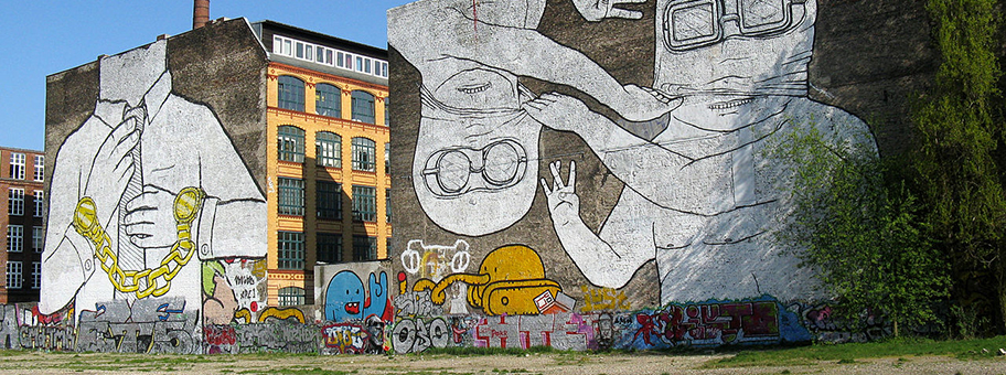 Der Handschellenmann - das sog. «Cuvry Graffiti» des Künstlers Blu in Berlin-Kreuzberg.