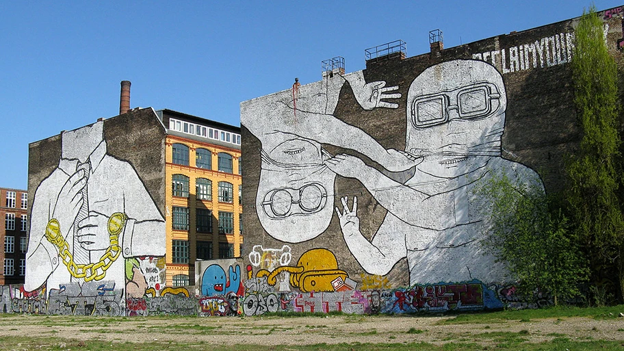 Der Handschellenmann - das sog. «Cuvry Graffiti» des Künstlers Blu in Berlin-Kreuzberg.