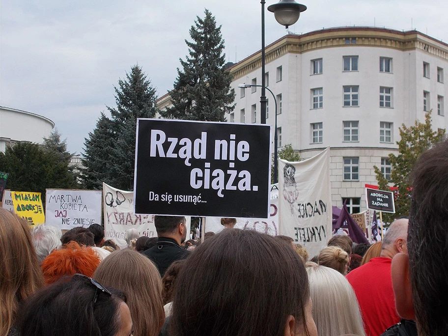 «Die Regierung ist keine Schwangerschaft. Abtreibung erlaubt.» Czarny-Protest Bewegung in Warschau gegen das neue Abtreibungsgesetz, 1. Oktober 2016.