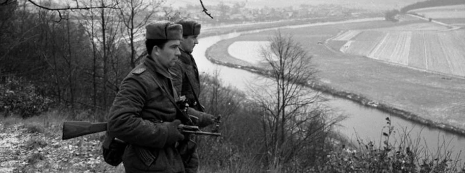 DDR-Grenzsoldaten auf Posten oberhalb der Werra, Februar 1965.