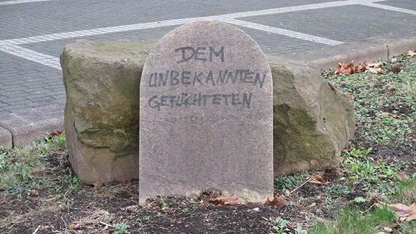 Durch das "Zentrum für politische Schönheit" aufgestellte Gedenktafel für die im Mittelmeer ertrunkenen Flüchtlinge am Schauspielhaus.