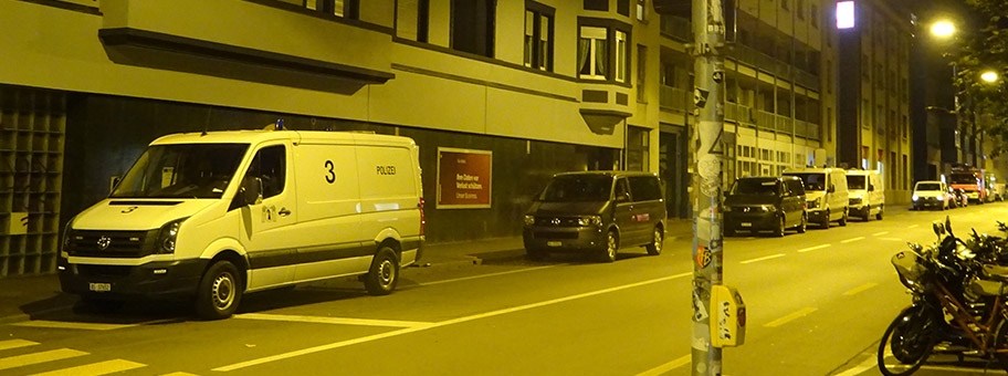 Räumung der besetzten Liegenschaft an der Elsässerstrasse 128-132 mit einem Grossaufgebot der Polizei in Basel.