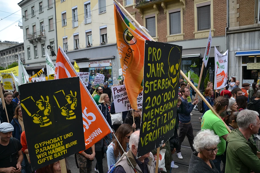 Demonstration gegen Bayer und Syngenta in Basel, Mai 2019.