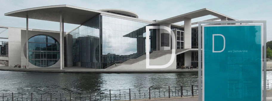 «D wie Demokratie» am Marie-Elisabeth-Lüders Haus in Berlin.