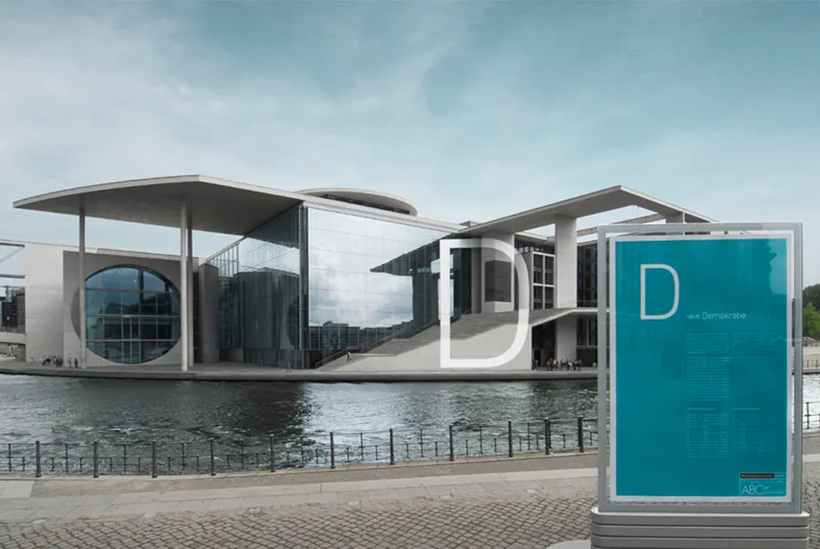 «D wie Demokratie» am Marie-Elisabeth-Lüders Haus in Berlin.