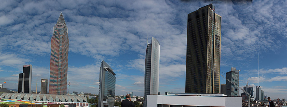 Blick auf die Frankfurter Skyline von der Dachterrasse des Skyline Plaza.
