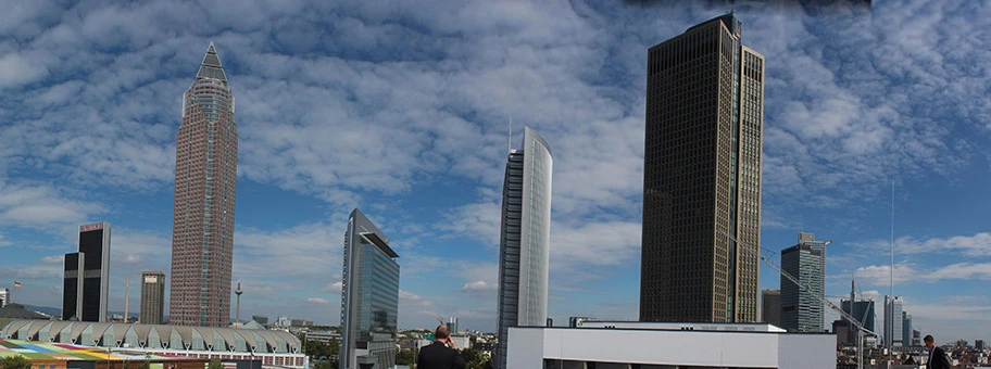 Blick auf die Frankfurter Skyline von der Dachterrasse des Skyline Plaza.